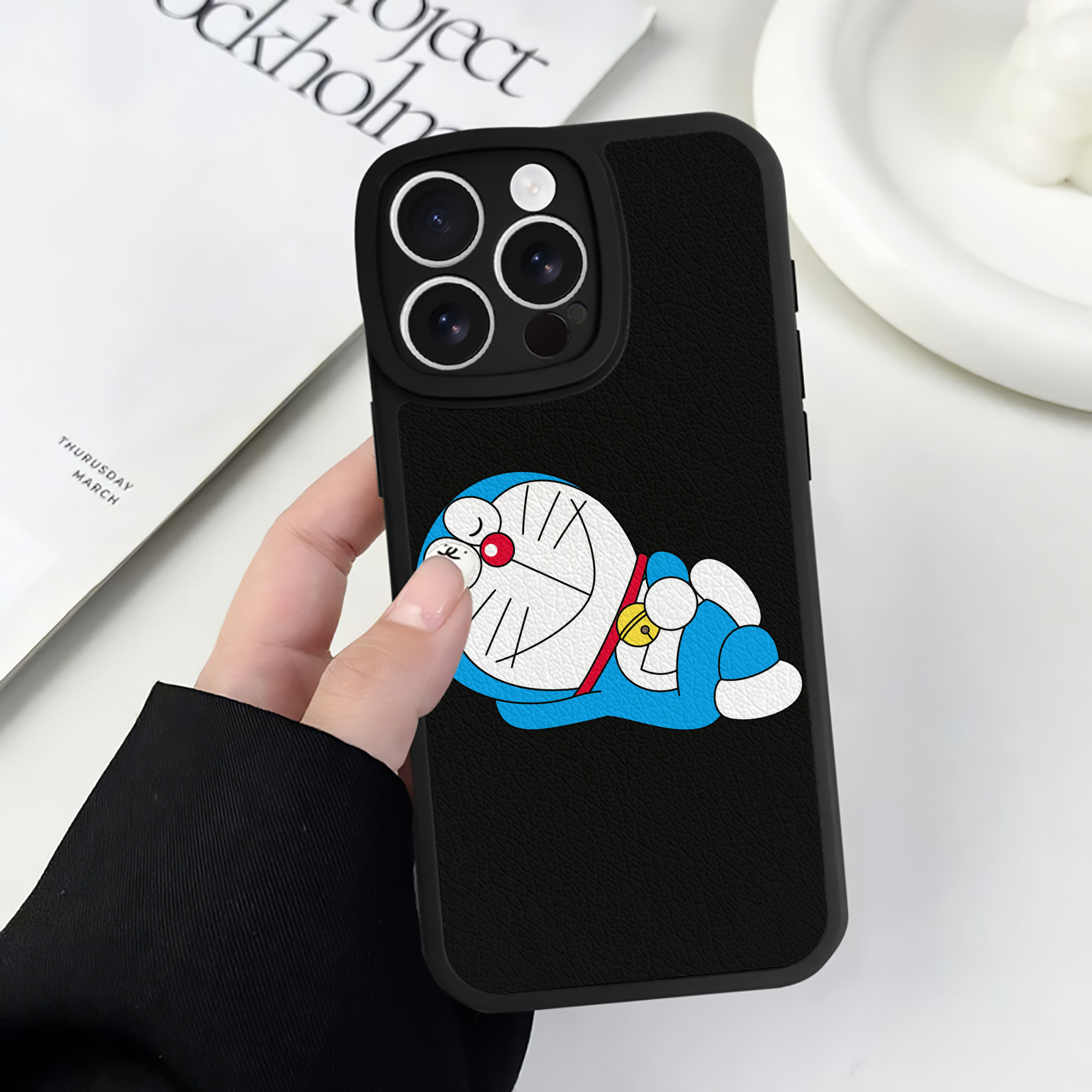（画像用） ドラえもん Doraemon 【iPhone 16シリーズ対応】シリコンスマホケース（レザー調） 材質：シリコン
